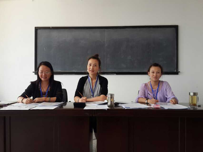 李老师今天在昆明市艺术学校担任市教育局组织的教师资格证考试的评委。