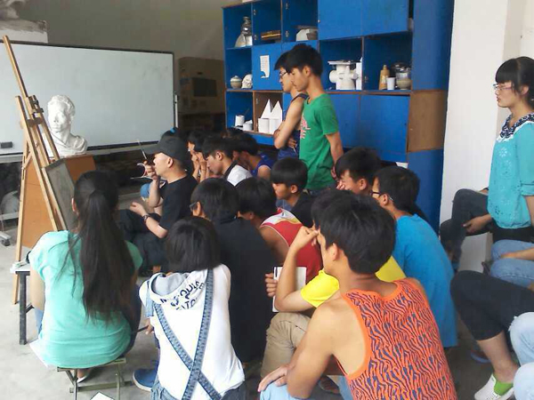 李老师今天在保山施甸二中杨老师菠萝村的画室，对艺考生进行多媒体互动教学。