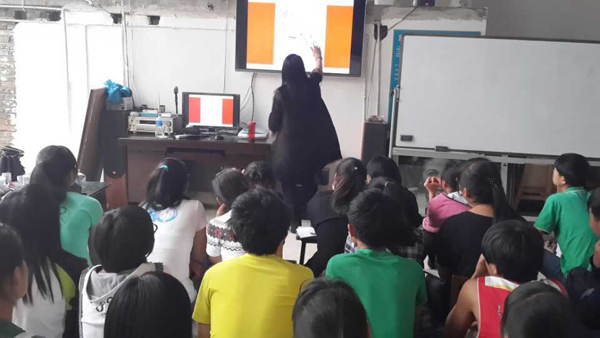 李老师今天在保山施甸二中杨老师菠萝村的画室，对艺考生进行多媒体互动教学。