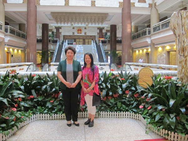 李老师在全国人大会议中心与全国人大副秘书长何晔晖留影。