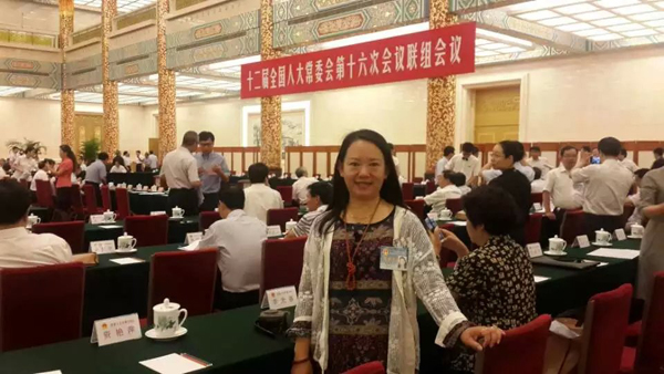 李老师在人民大会堂金色大厅参加十二届全国人大常委会第十六次会议联组会议。