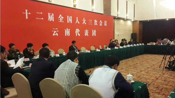 李老师在北京人民大会堂列席李克强总理作政府工作报告。