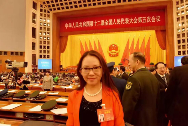 李光惠老师在人民大会堂听张德江委员长作全国人大常务委员会工作报告